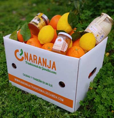 Cestas de regalo naranjas y productos artesanos